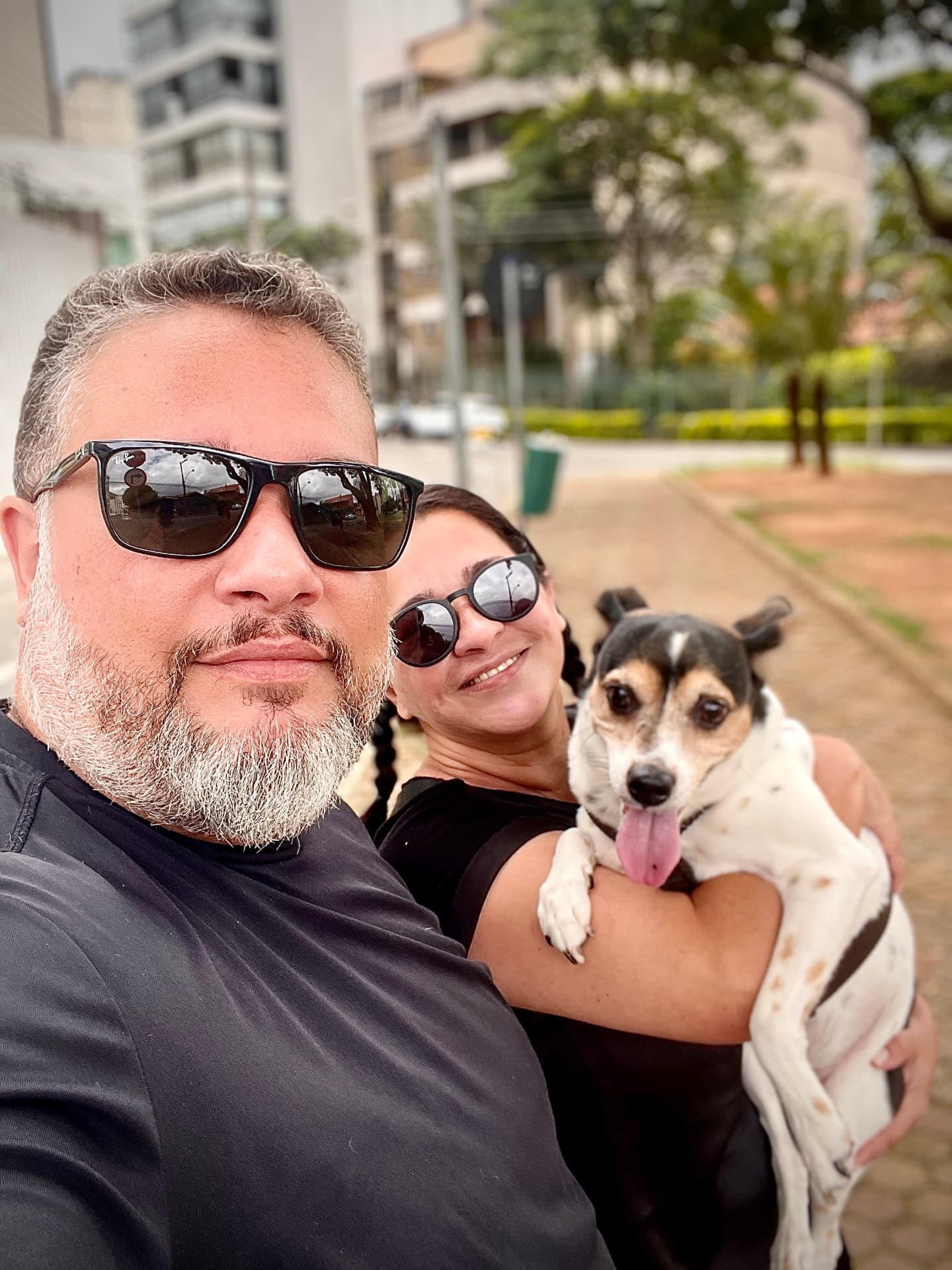 Bruno e Claudia, criadores do canal Lugares Me Leva, em uma cidade histórica